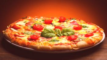 Pizza con pollo y champiñones: una rápida receta paso a paso con una foto