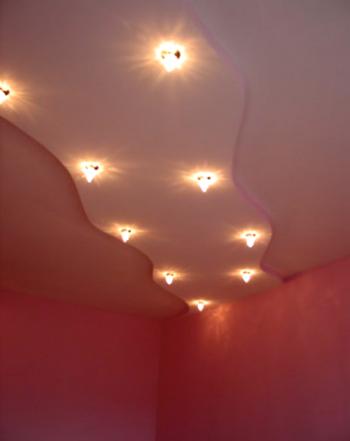 Oblikovalce prosimo, kako na strop urediti točkovne svetilke