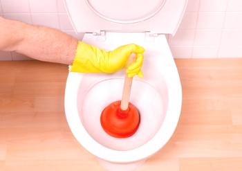 Kako odstraniti zamašitev v kopalnici in ga hitro udariti v umivalnik?
