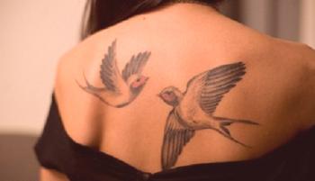 Ptičja tetovaža je nežnost, ki lebdi v oblakih