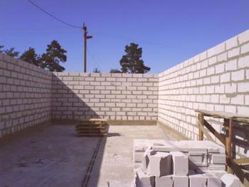Garaža z bloki iz pene: kako jo zgraditi