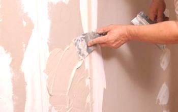 Alinee las paredes con sus propias manos debajo de papel tapiz o azulejo
