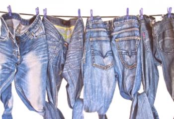 Cómo lavar los jeans en una lavadora.