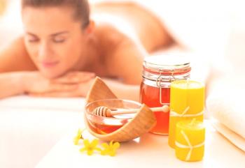 Curar el masaje con miel es un beneficio y un placer.