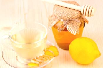 El jengibre con limón y miel es una receta saludable.