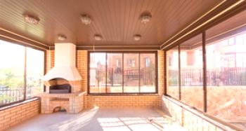 Terrazas y verandas acristaladas: uso de estructuras deslizantes y acristalamiento parcial.