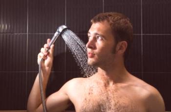Higiene masculina, que la mayoría de los hombres escupió.