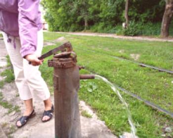 Бутална помпа за вода: ръчна, вакуумна