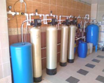 Tratamiento del agua en una casa de campo: descalcificador, filtro.