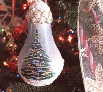 Cómo decorar un árbol de navidad: usa las bombillas viejas