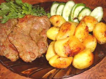 Svinjina s krompirjem v pečici: v lončkih, folijah in rokavih