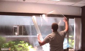 Cómo pegar un protector solar en tus ventanas con tus propias manos.