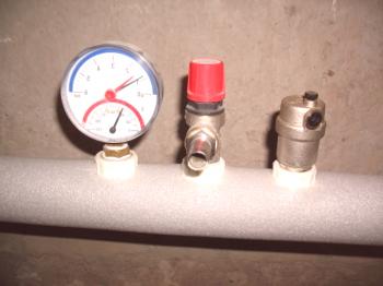 ¿La presión en el sistema de calefacción en una casa privada, que se considera normal para los trabajadores?