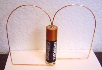 Kako narediti električni motor z baterijo, žico in magnetom