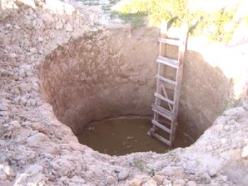 Un excavador de pozos con sus propias manos: cómo cavar correctamente un agujero debajo de ellos manualmente, video