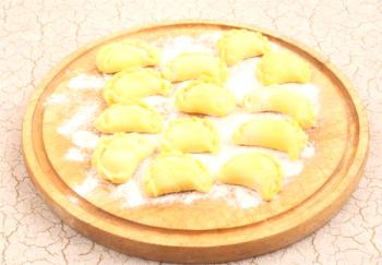 Кремаво тесто за кнедли с картофи, сирене и череши
