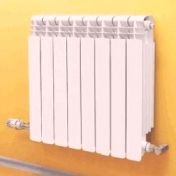 Instalación de radiador de calefacción en el apartamento.