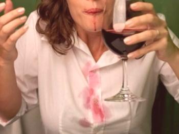 Cómo limpiar una mancha de vino tinto