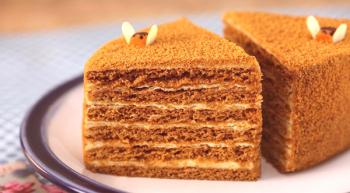Medovikova torta s kislo kremo: recept po korakih s fotografijo