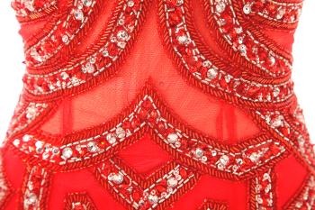 Rdeča poročna obleka za pogumno nevesto