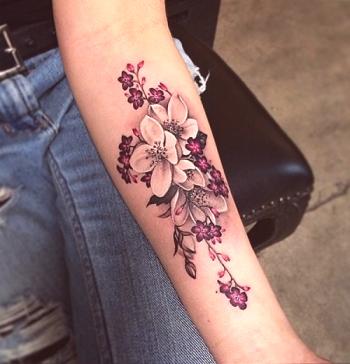 Tatuaje de flores a mano.