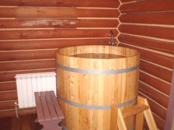 Piscina de madera para el baño.